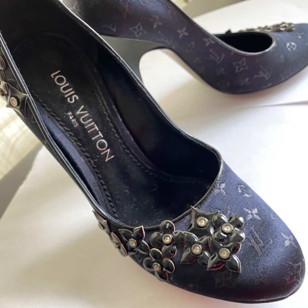 Louis Vuitton black monogram satin pumps heels 35.5 Italy pat leather decor - Picture 2 of 12